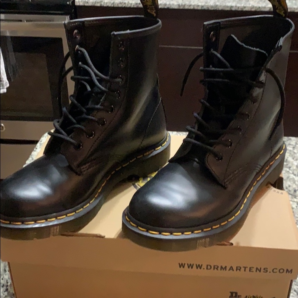 Black, 1460 woman’s smooth Dr. Martens.